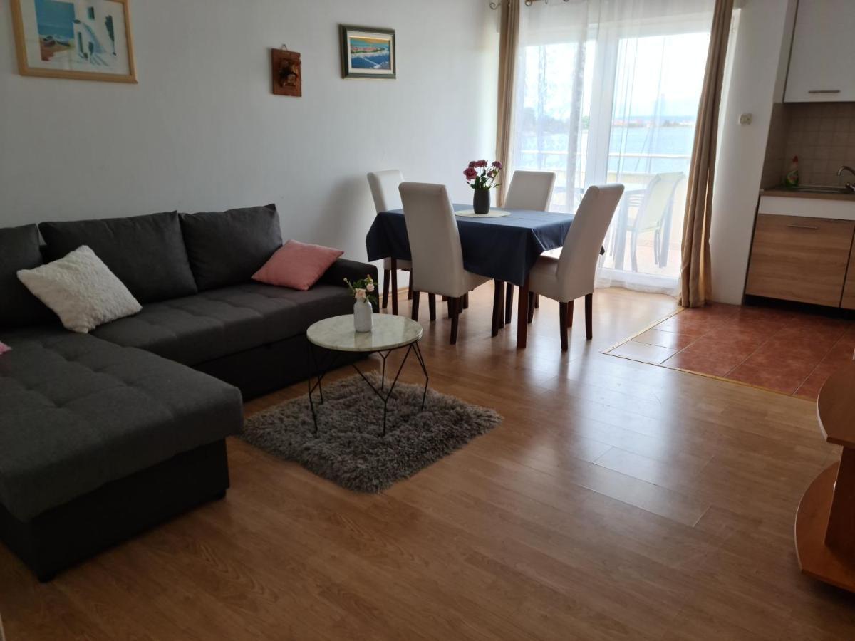 Apartmani Junto بريكو المظهر الخارجي الصورة