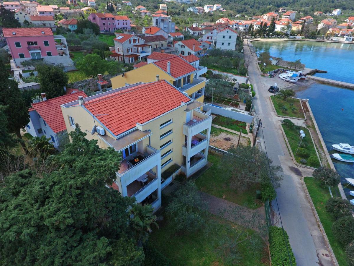 Apartmani Junto بريكو المظهر الخارجي الصورة